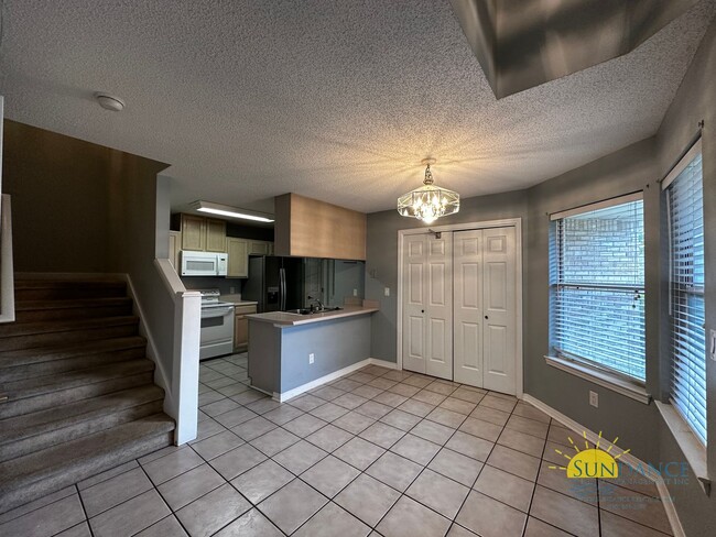 Building Photo - Lovely 3 Bedroom Townhouse in Fort Walton Beach Near both Bases