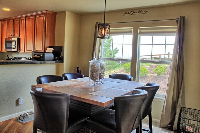 Building Photo - 3 bed 2.5 bath 2 car garage Meadows End un...