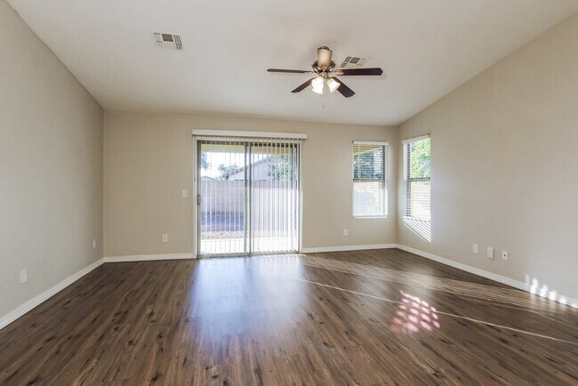 Foto del edificio - 14105 W Rosewood Dr