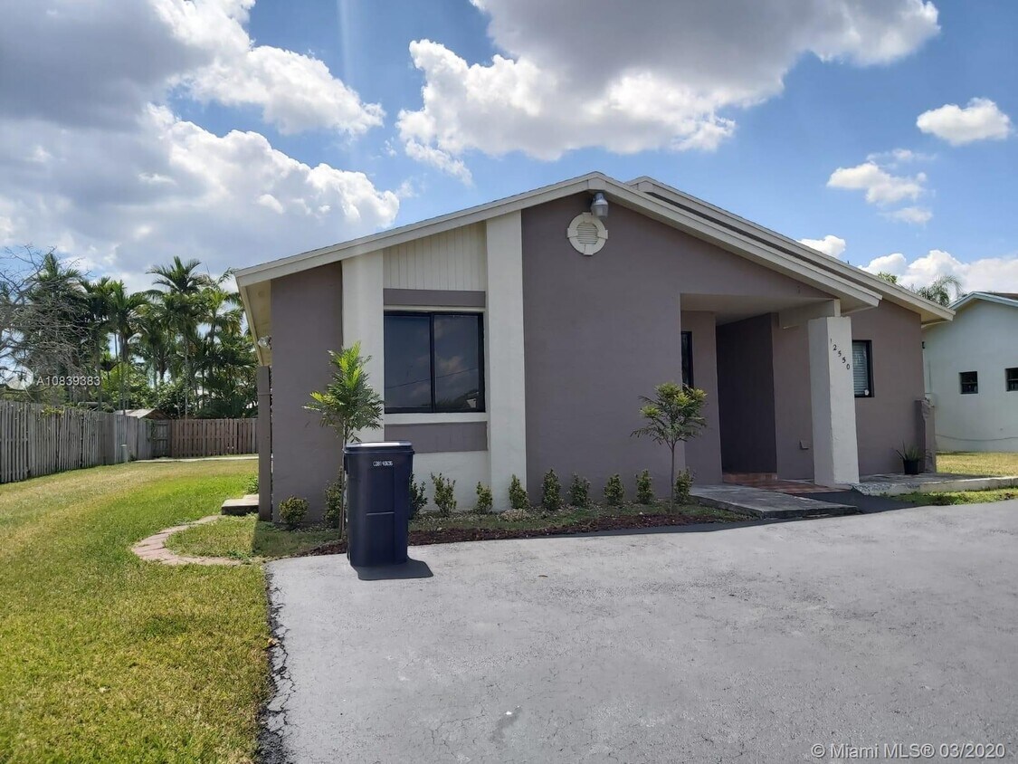 Primary Photo - 12550 SW 248th Terrace