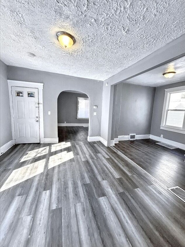 Foto principal - Adorable 3-Bedroom Home with Modern Conven...