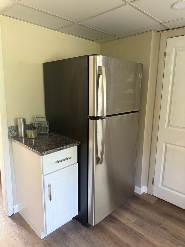 Building Photo - 200 Maple Rd