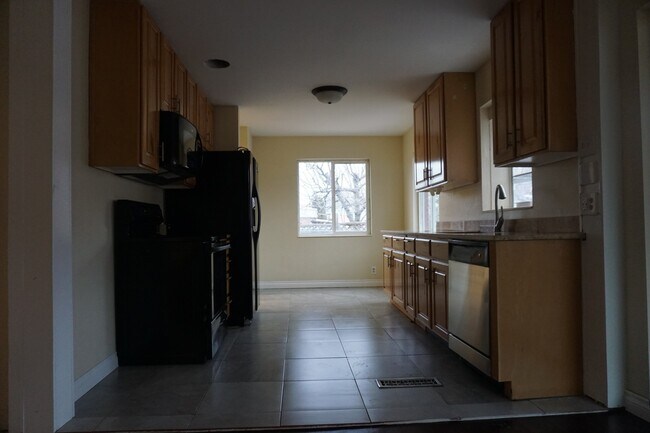 Foto del edificio - Remodeled 5 Bedroom 2 Bath West Valley Home
