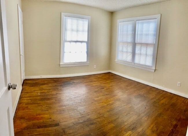 Building Photo - Handyman Special $0 First Month's Rent / “You fix, you SAVE BIG!!” Contact Mayshell for details: ...