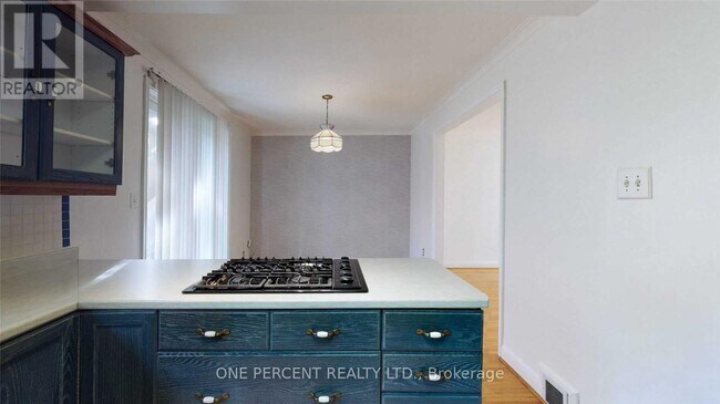 Building Photo - 9 Kingsmere Crescent