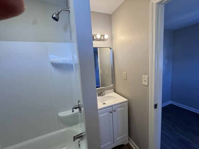 Building Photo - 1107 Sale Ave