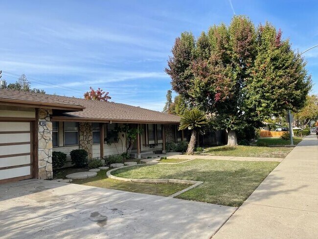 Foto del edificio - Modesto Single Story 4 Bedroom 2.5 Bath Home