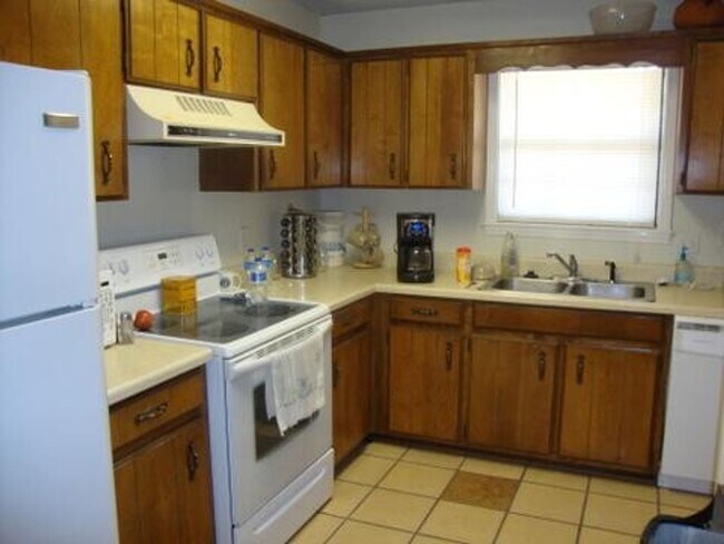 Building Photo - 1623 Huntington Dr