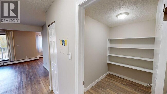 Photo du bâtiment - 10201-10108 108 Ave