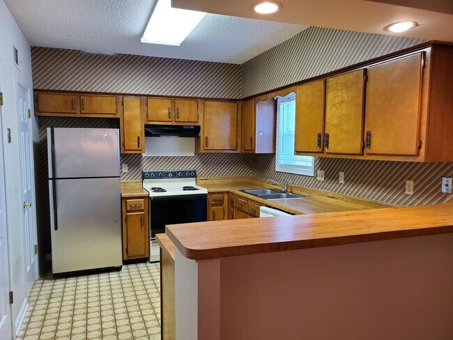 Building Photo - 3742 Fern Ridge Rd