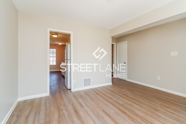 Building Photo - REDUCED! - $500 off first month’s rent if ...