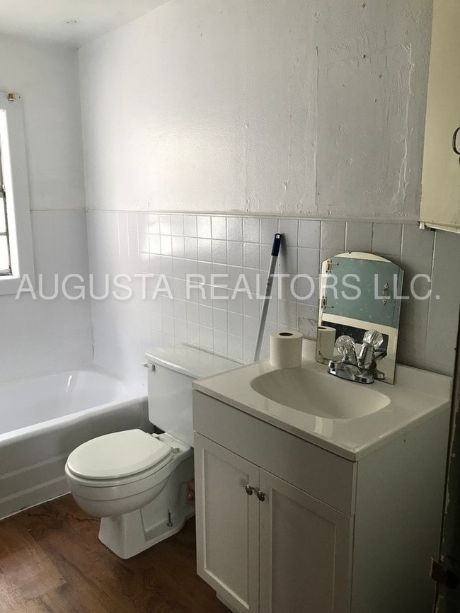 Building Photo - Adorable Garage Apartment!!!