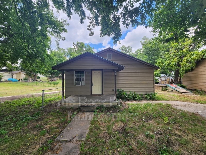 Primary Photo - 320 W 8th St
