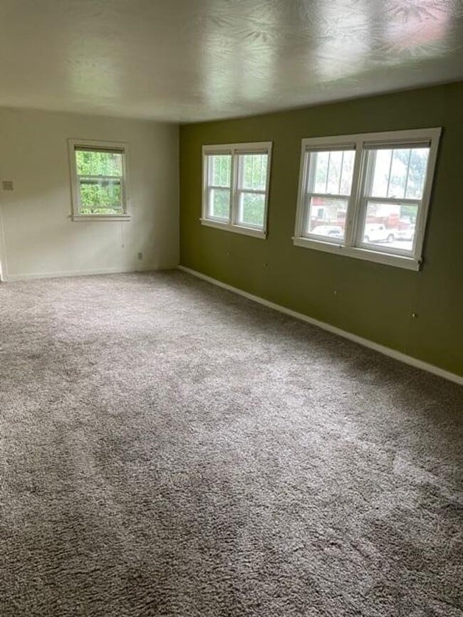 Building Photo - Three Bedrooms on West 2nd Ave