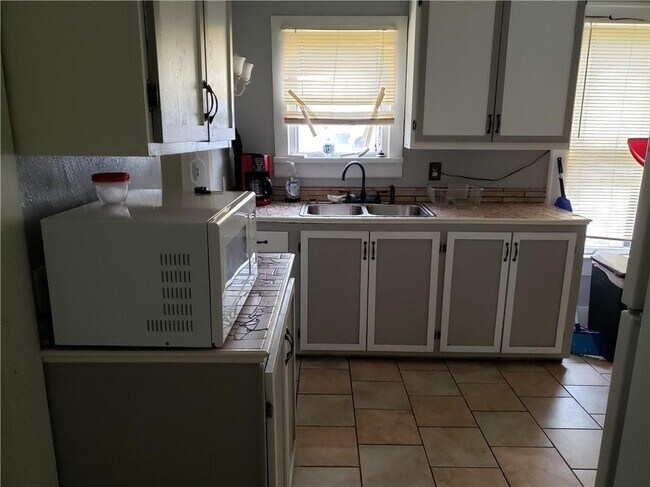 Building Photo - 2 Bed 1 Bath Close to CV Tech