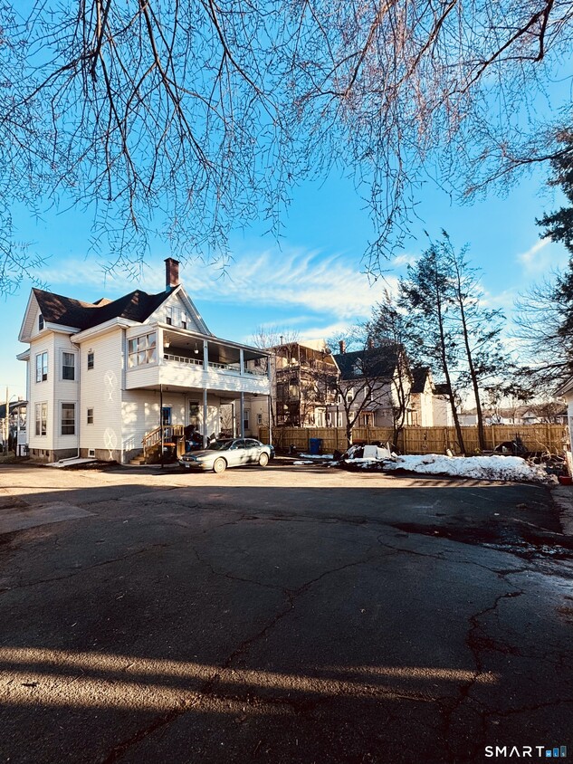 Building Photo - 47 Linsley Ave