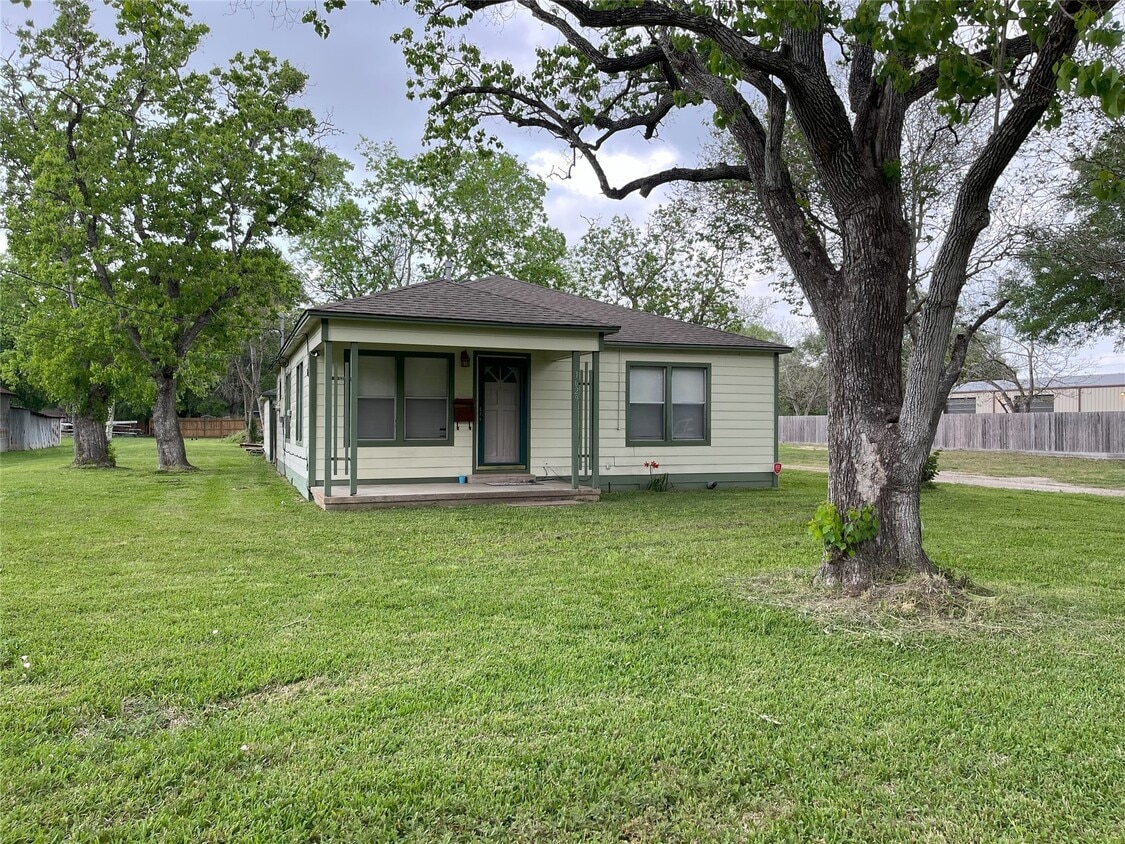 Primary Photo - 1629 Bernie Ave