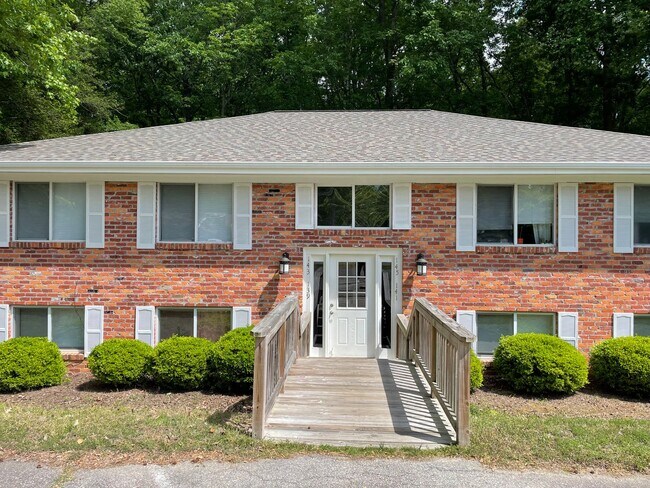 Building Photo - Charming 2 bedroom condo off of Jamestown ...