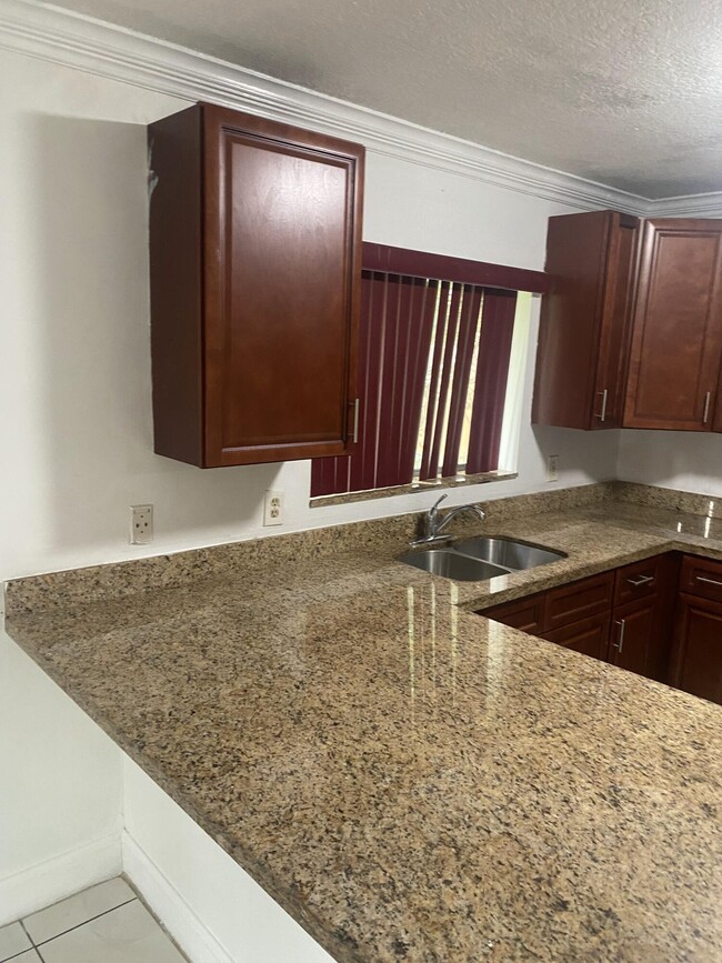 Foto del edificio - 663 White Water Dr