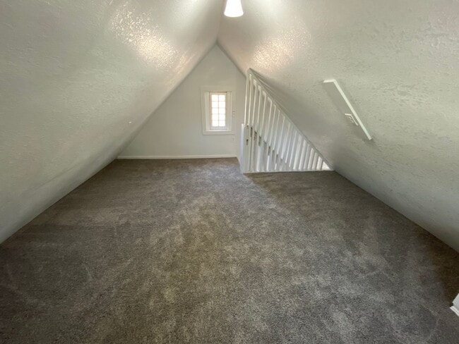 Building Photo - 1605 Ave W - Pre-Leasing for Summer/Fall 2024