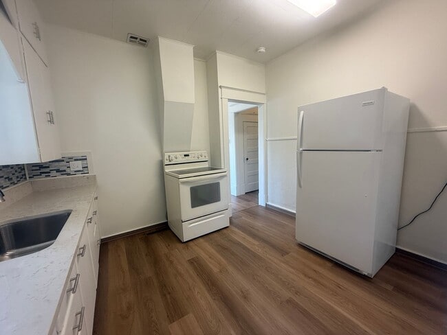 Foto del edificio - 3 Bed 1 Bath Newly Remodeled Pet Free Home...