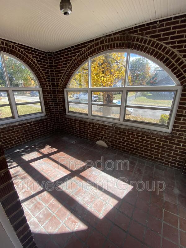 Building Photo - 129 Stanley Ave