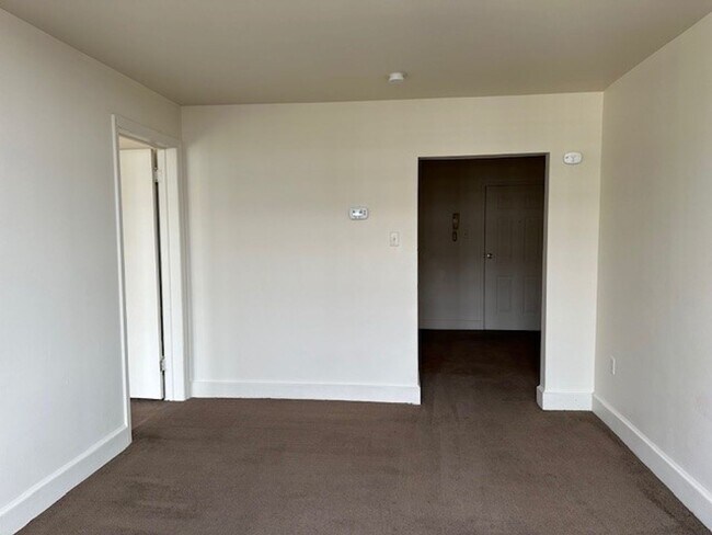 Building Photo - 4th Floor 1 Bedroom 1 Bathroom Apartment F...