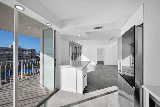 Foto del edificio - 7601 E Treasure Dr