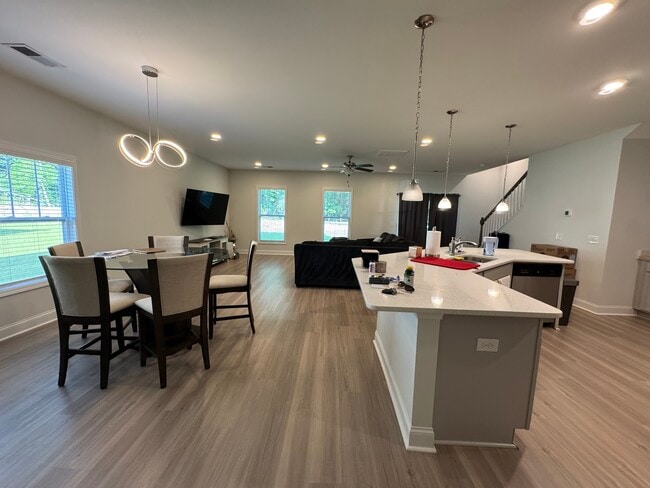 Building Photo - 551 Roseridge Dr