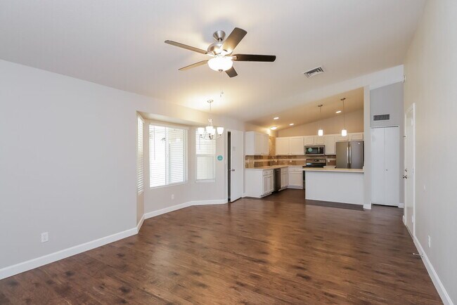Foto del edificio - 1222 N Elm Ct