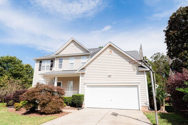 Foto del edificio - Stunning 6 bedroom 2.5 bathroom corner lot home in High Point with 2 car garage