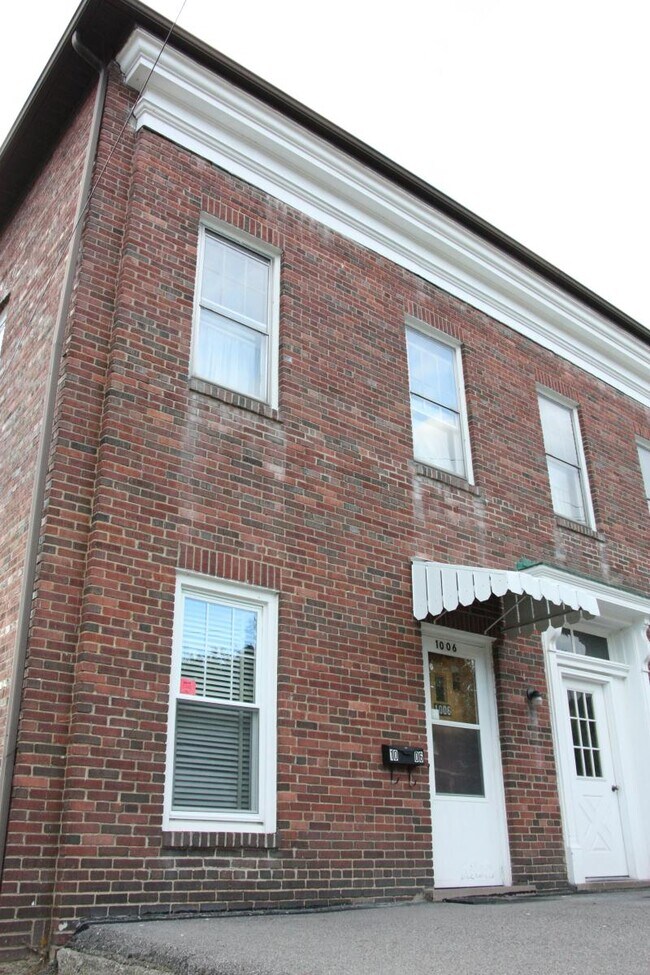 Front Entry - 1006 Center St