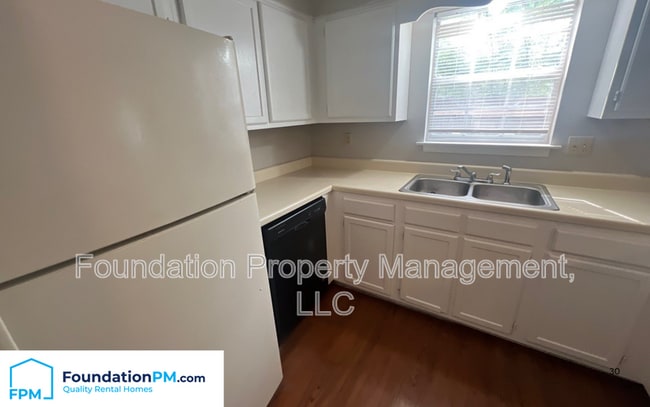 Building Photo - 671 Echles St
