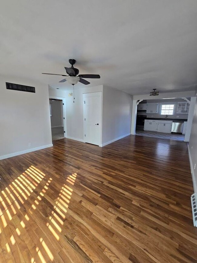 Building Photo - 3105 N Lawndale Ave