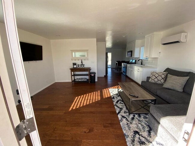 Foto del edificio - Modern Energy-Efficient 2-Bedroom Home with High-End Finishes and Spacious Yard!