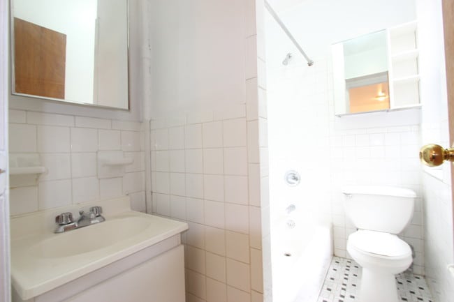 Building Photo - 142 W 109th St