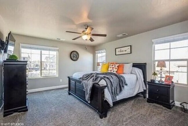 Foto del edificio - Modern Desert Living in a Bright & Spacious Townhome