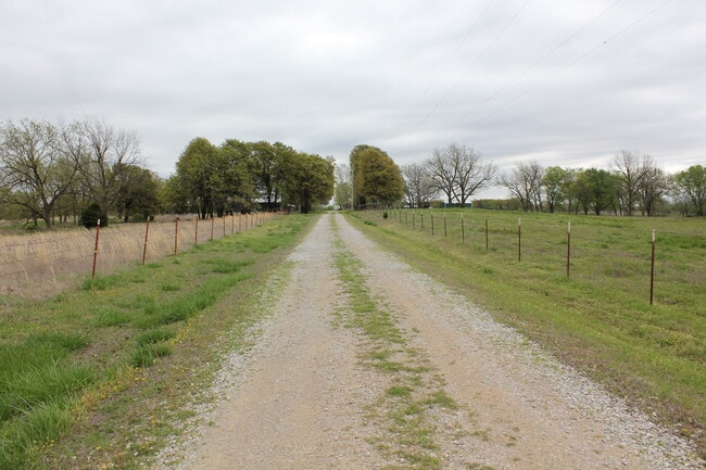House and barns well distanced from main road - 27160 North 3990 Road
