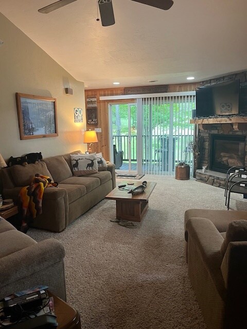 Acogedora sala de estar con vistas al campo de golf. - 115 Saint Clair Ct