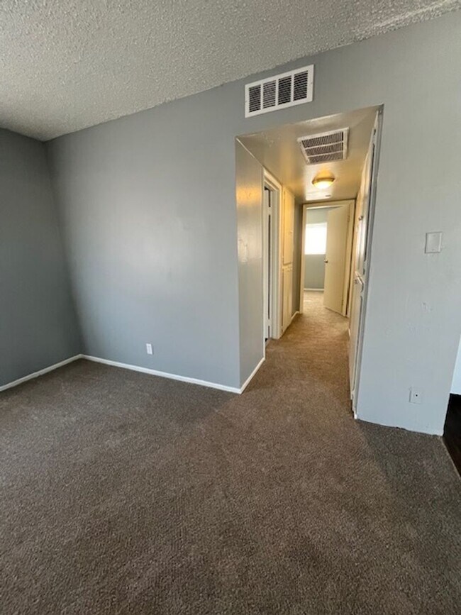 Foto del edificio - 737 Lilly Ln