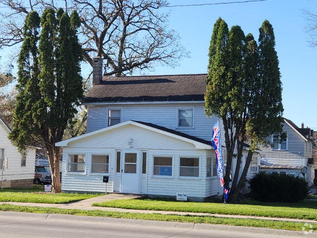 Building Photo - 701 1st St E