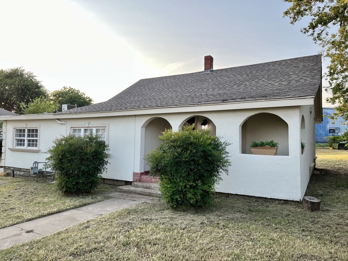 Primary Photo - 1144 E Haskell St