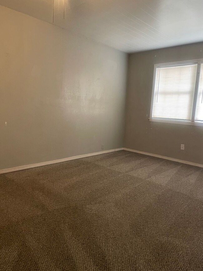 Building Photo - Charming 3 Bedroom Home