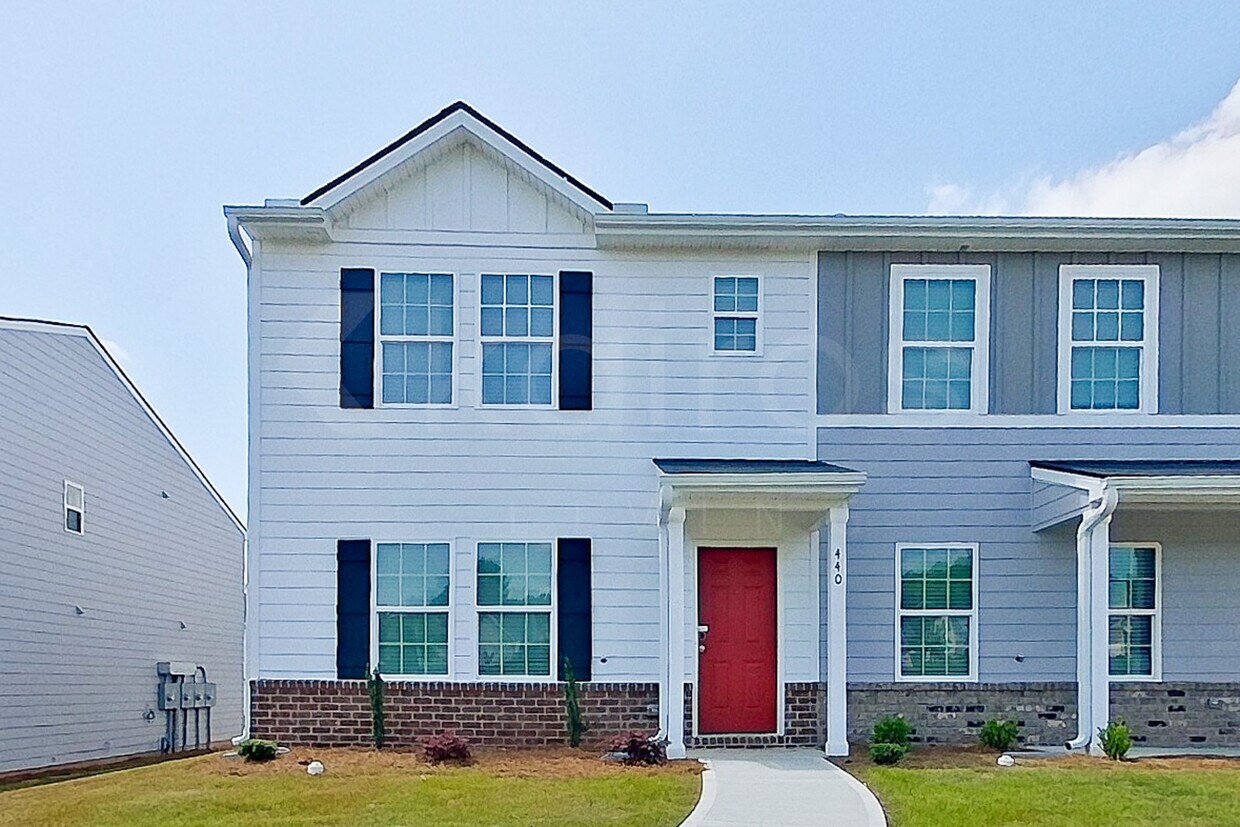 Primary Photo - 440 Hawthorn Trl