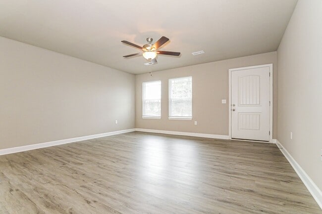 Building Photo - 3 BR/2BA | Newly Renovated Single Family Home | 1-Car Garage | Large backyard|Community Pool!