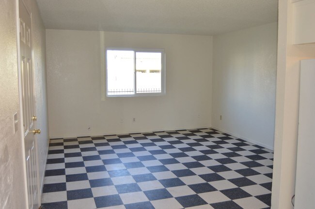 Building Photo - 482 N Glenn Ave