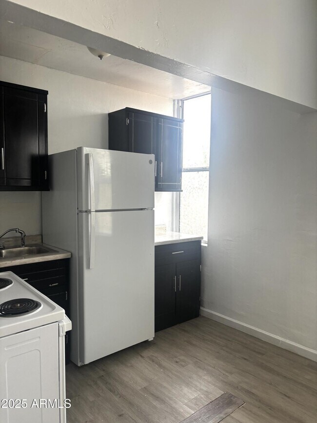 Foto del edificio - 633 E 9th St