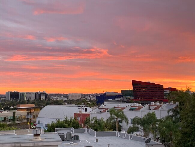 Vista del atardecer desde la sala de estar - 8530 Holloway Dr
