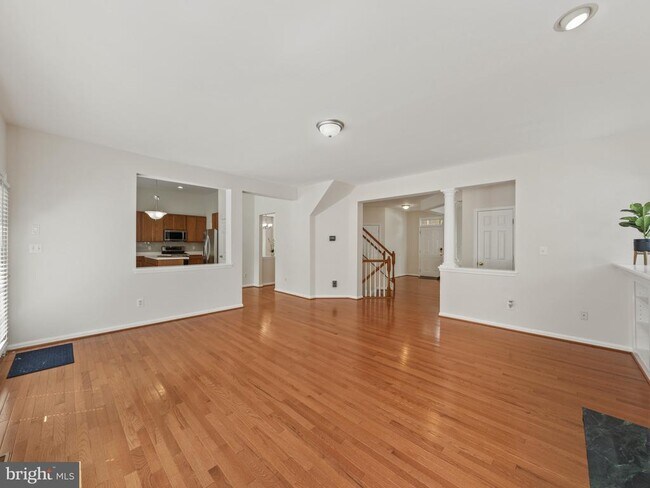 Foto del edificio - 43103 Lake Ridge Pl