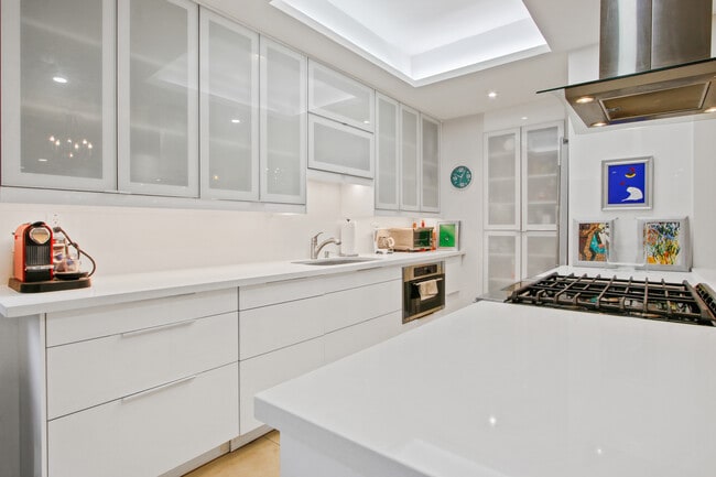 Kitchen - 9303 Burton Way